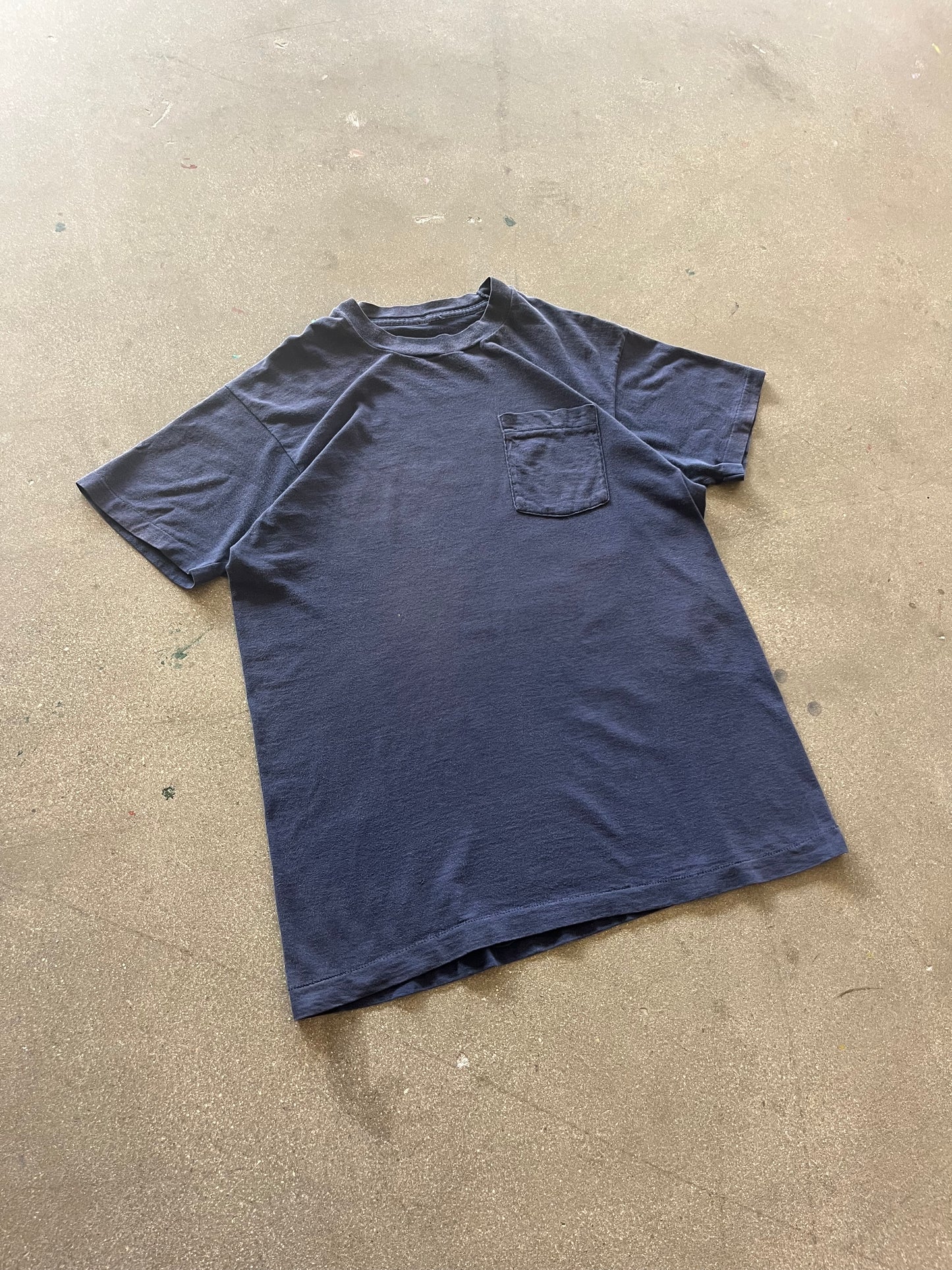 90’S FADED NAVY POCKET TEE - L/XL