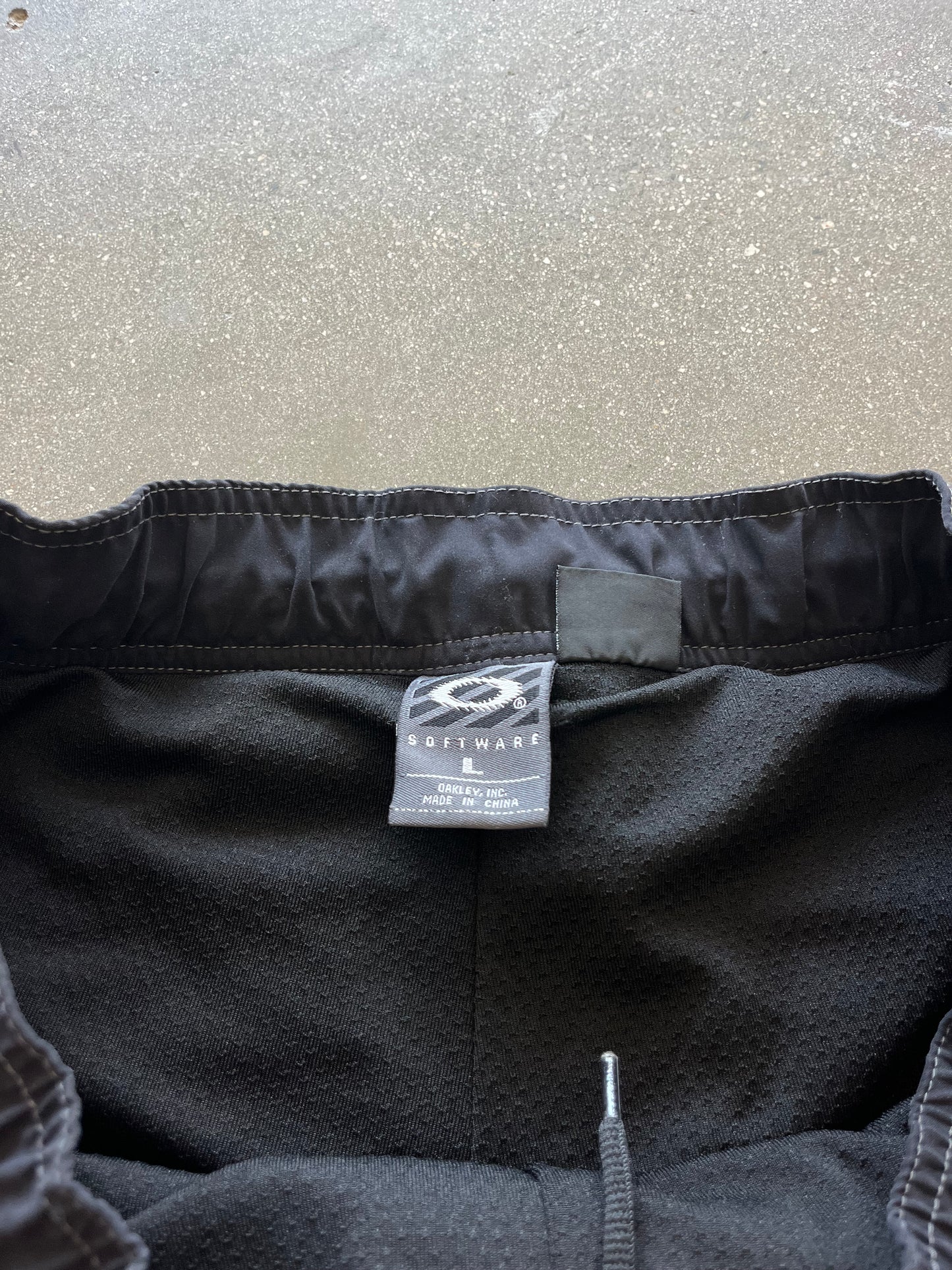 90’S JET BLACK OAKLEY TACTICAL ZIP SHORTS - L