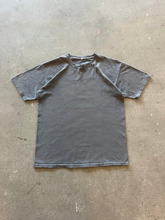 2000’S CHARCOAL BLANK TEE - L
