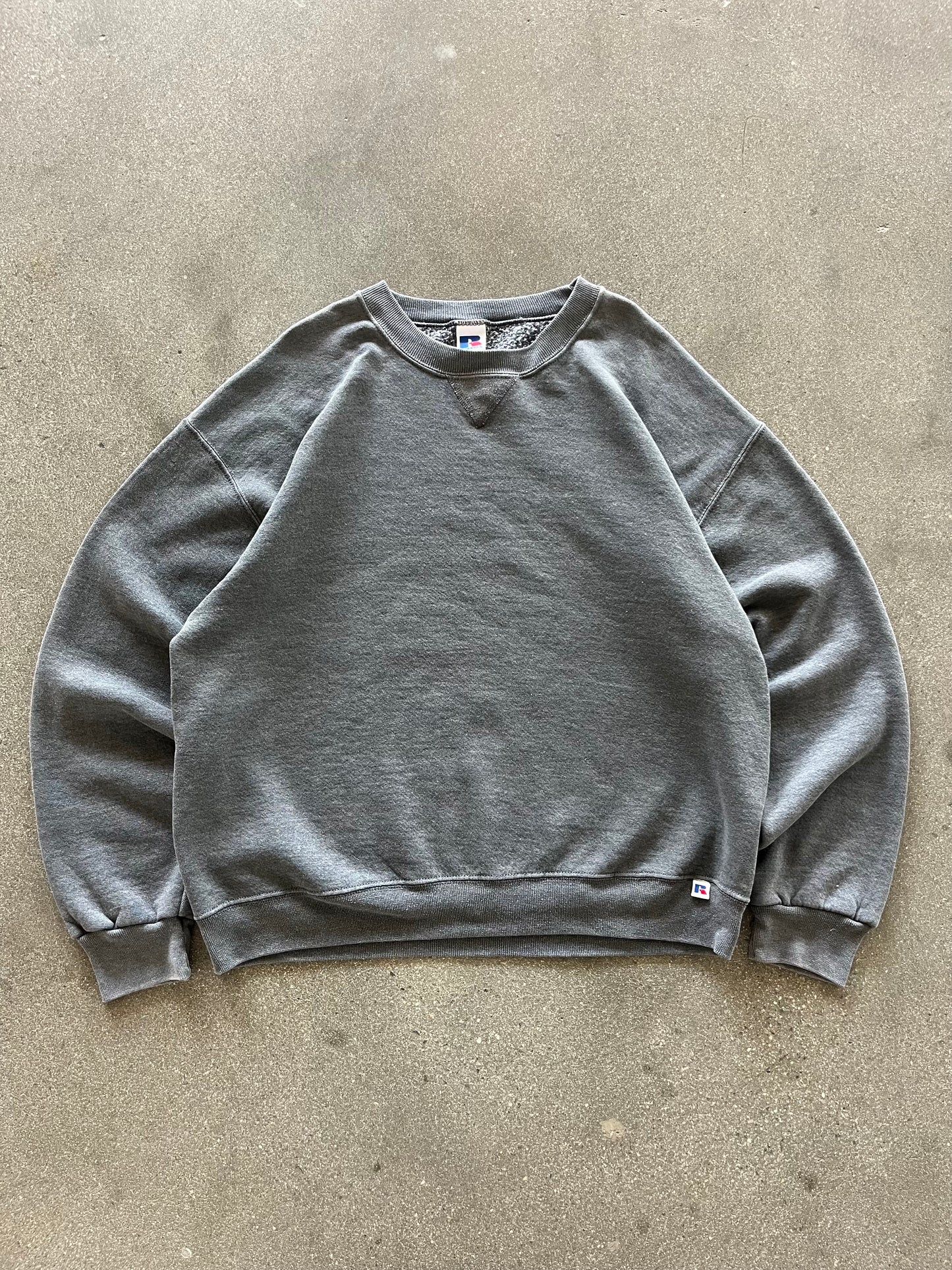 90’S CHARCOAL GRAY RUSSELL ATHLETIC CREWNECK - BOXY L