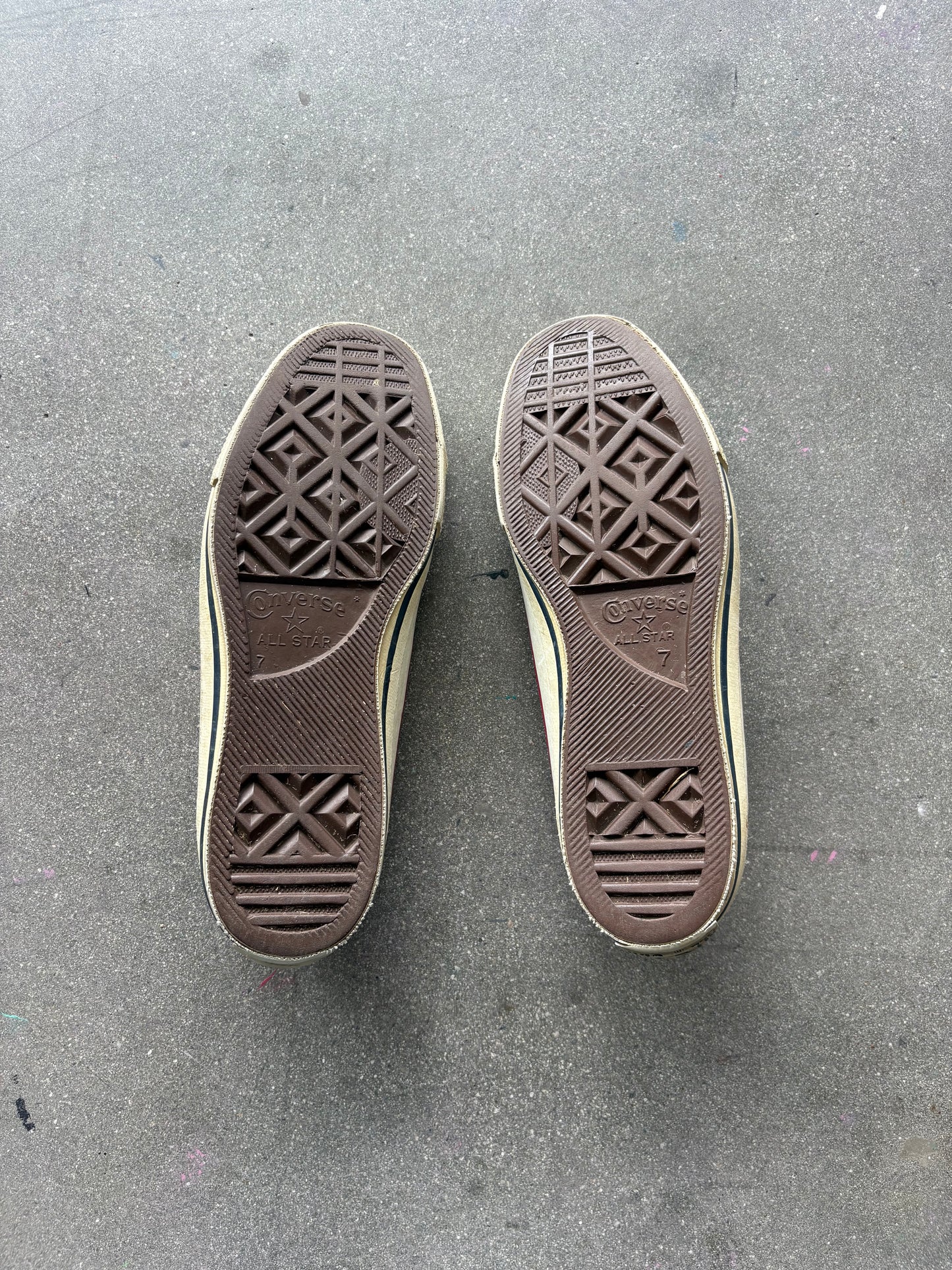 miUSA 90’S LOW TOP STUDDED BEIGE CONVERSE - 7 US MENS