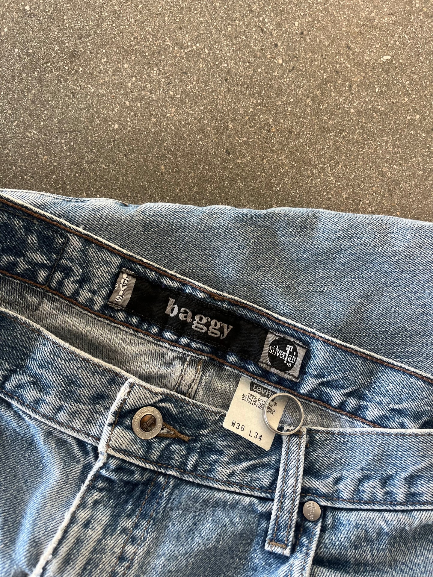 90’S BAGGY LEVI’S SILVERTABS - 36
