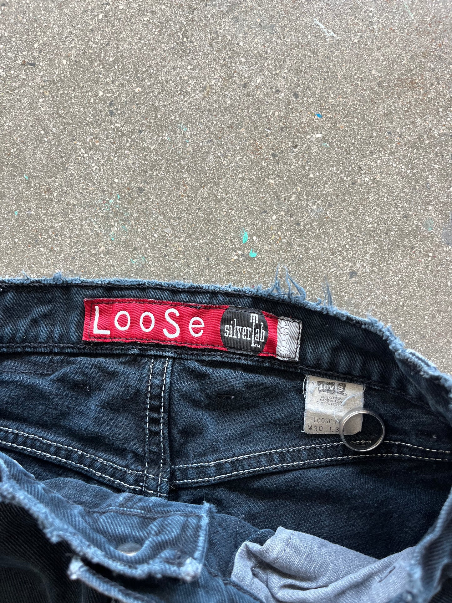 90’S DISTRESSED FADED BLACK “LOOSE” LEVI’S SILVERTABS - 30