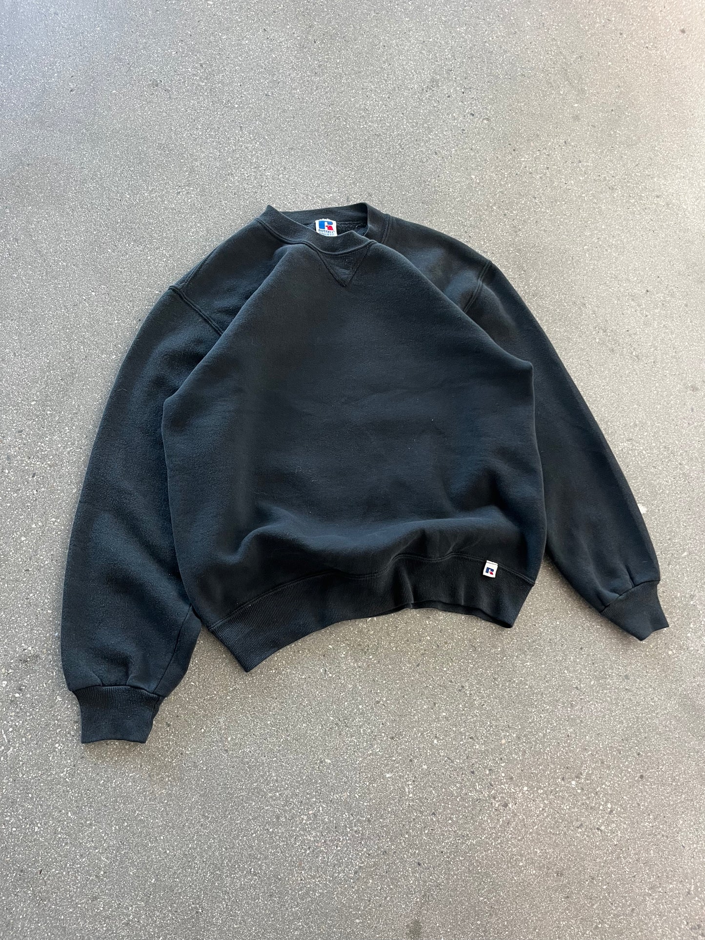 90’S BLACK RUSSELL ATHLETIC CREWNECK - BOXY M