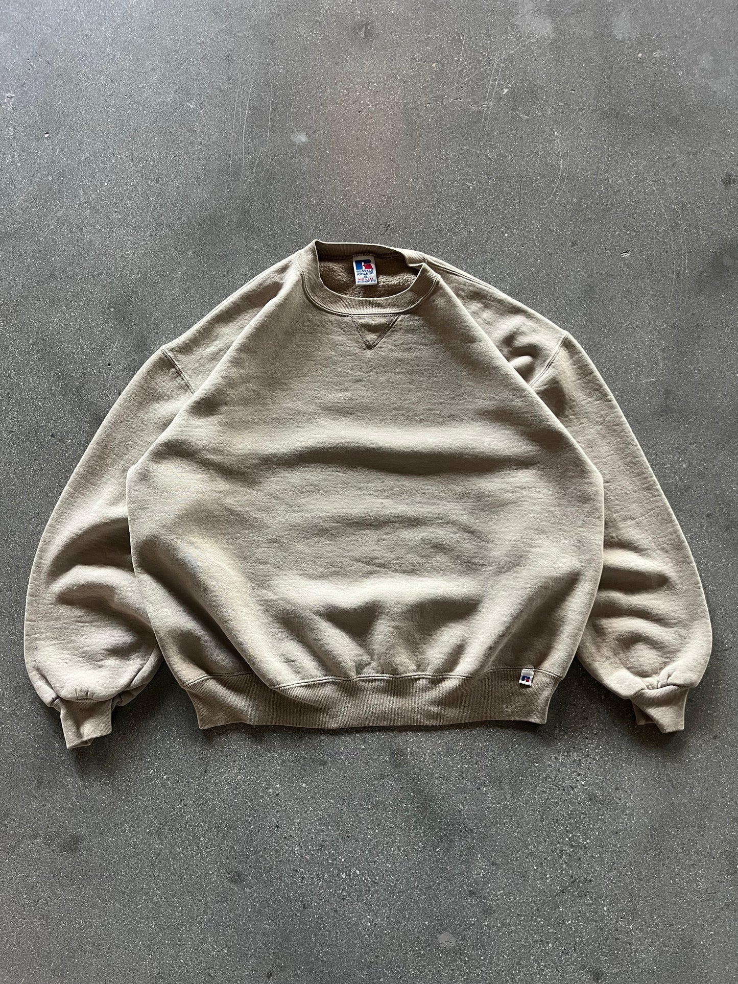 90’S BUTTER BEIGE RUSSELL ATHLETIC CREWNECK - BOXY L/XL