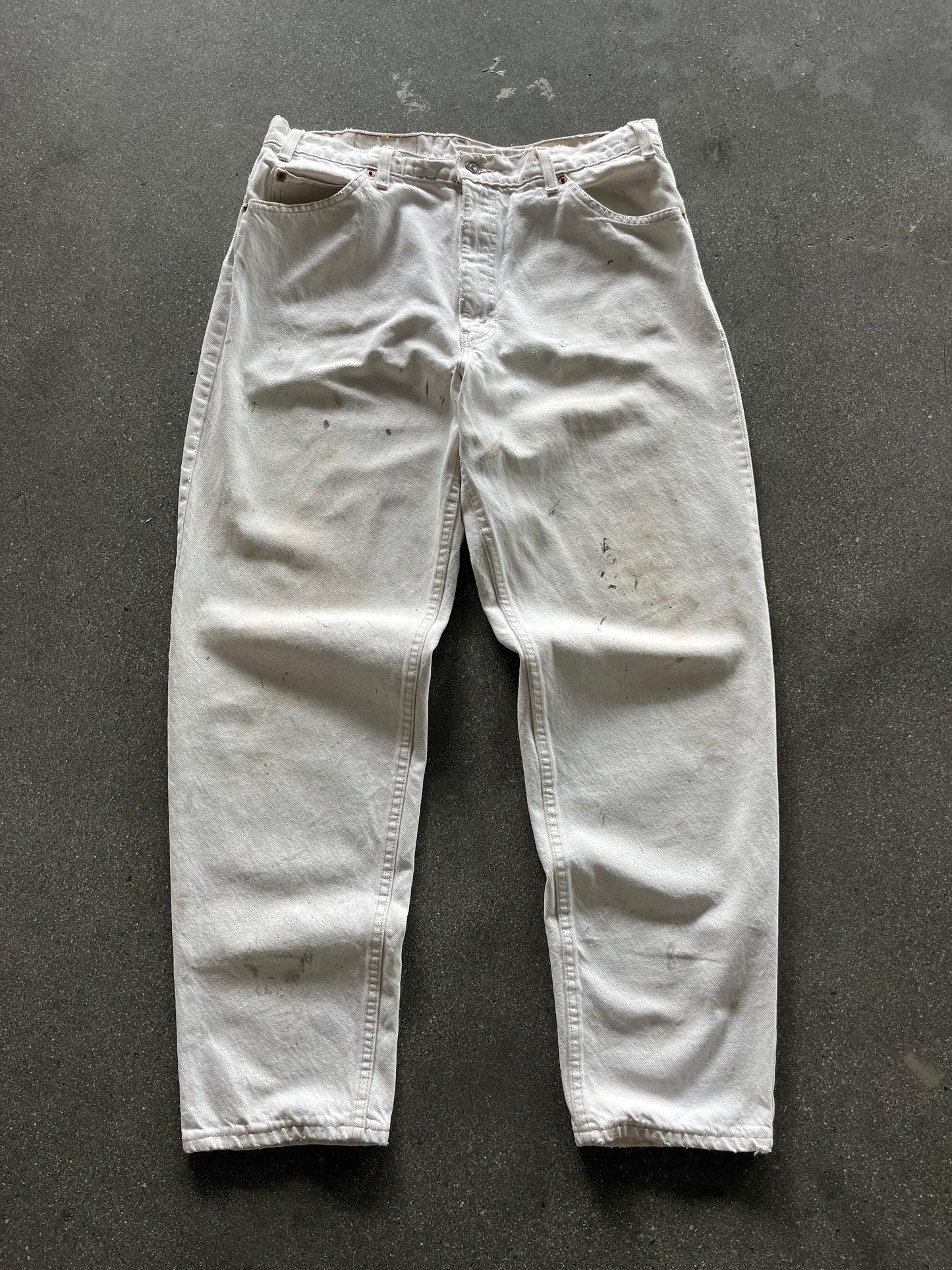 90’S WHITE PAINT SPLATTERED LEVI’S ORANGE TAB 550S - 36