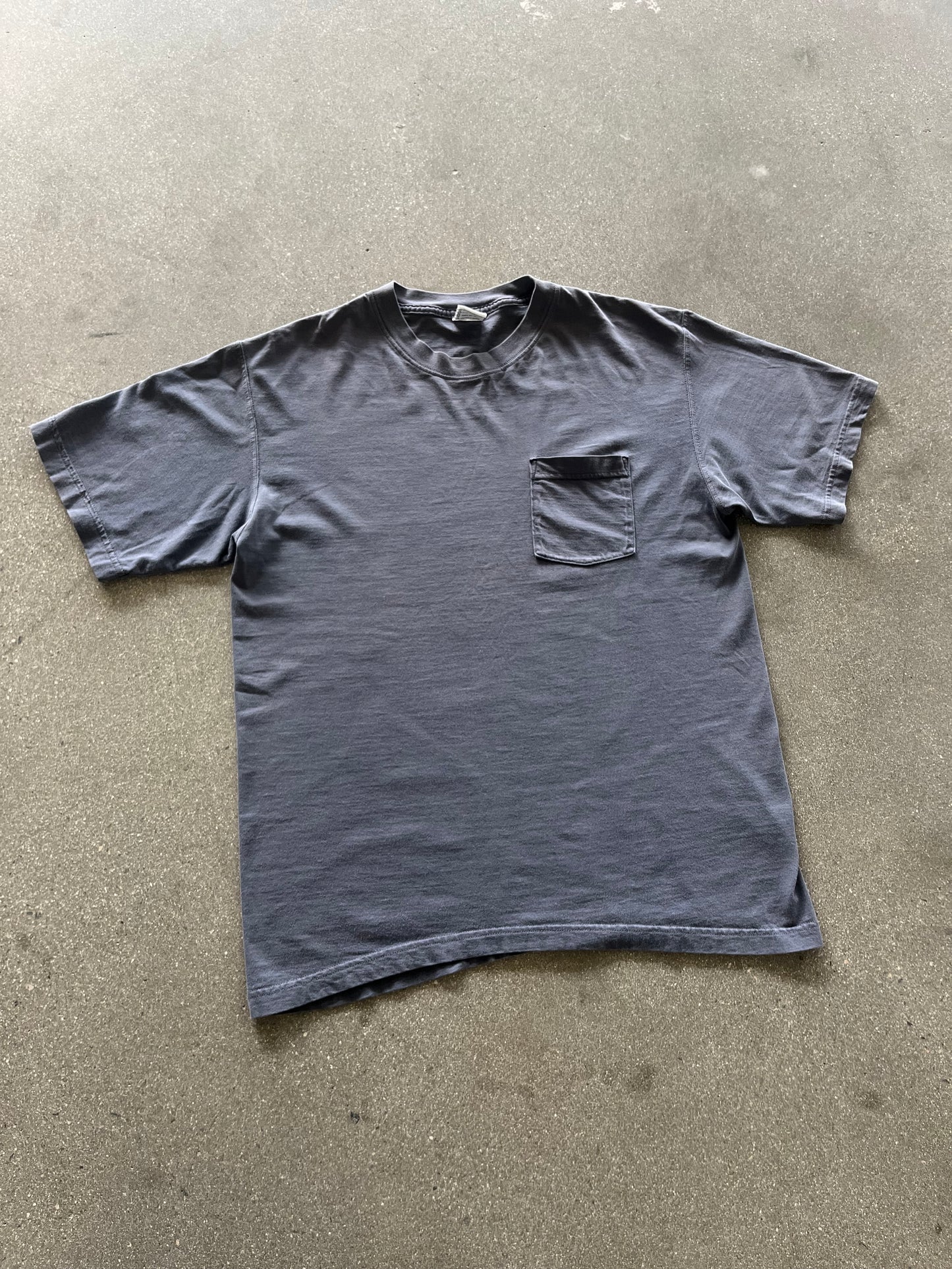 2000’S CHARCOAL POCKET TEE - M/L