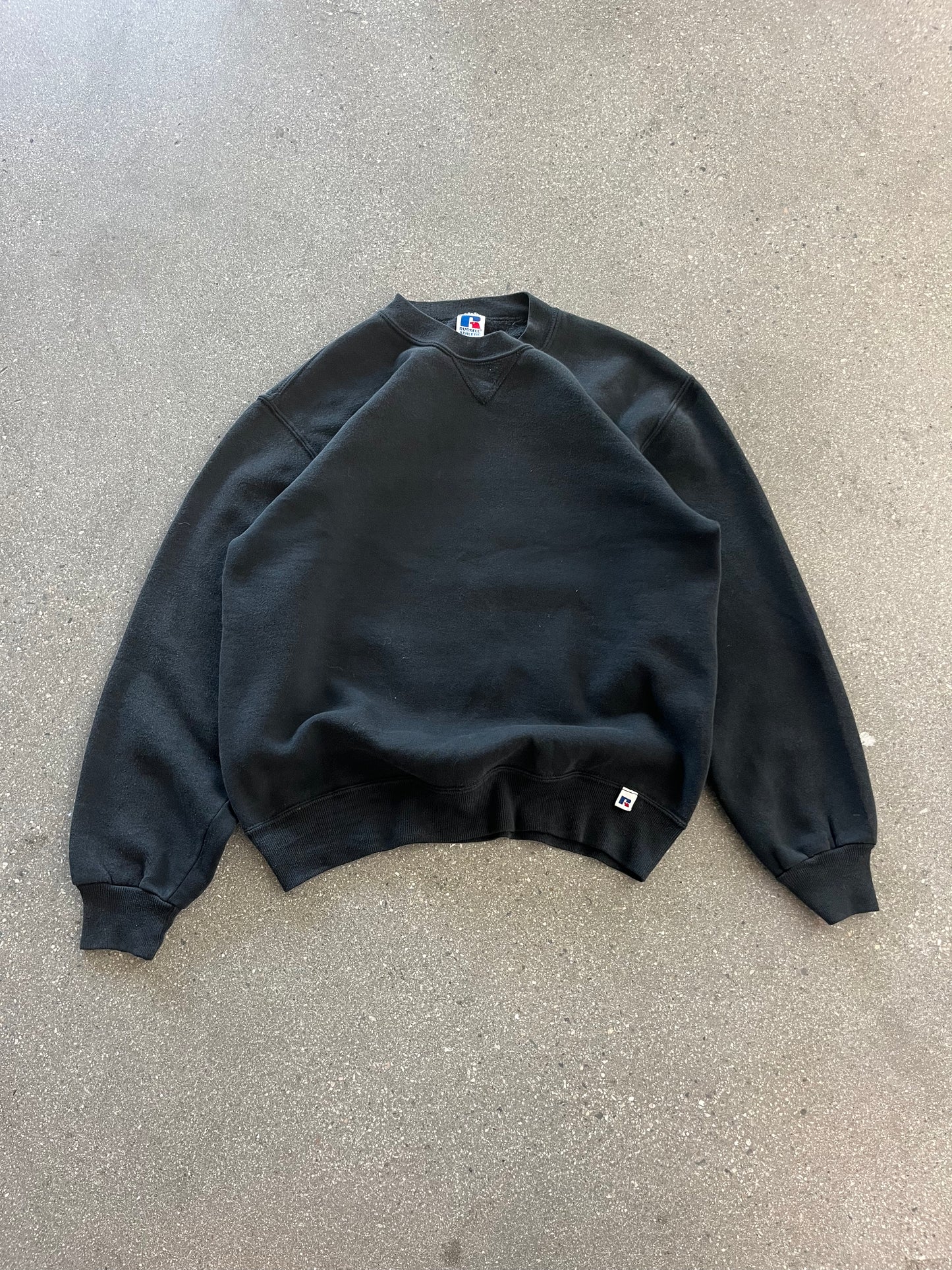 90’S BLACK RUSSELL ATHLETIC CREWNECK - BOXY M
