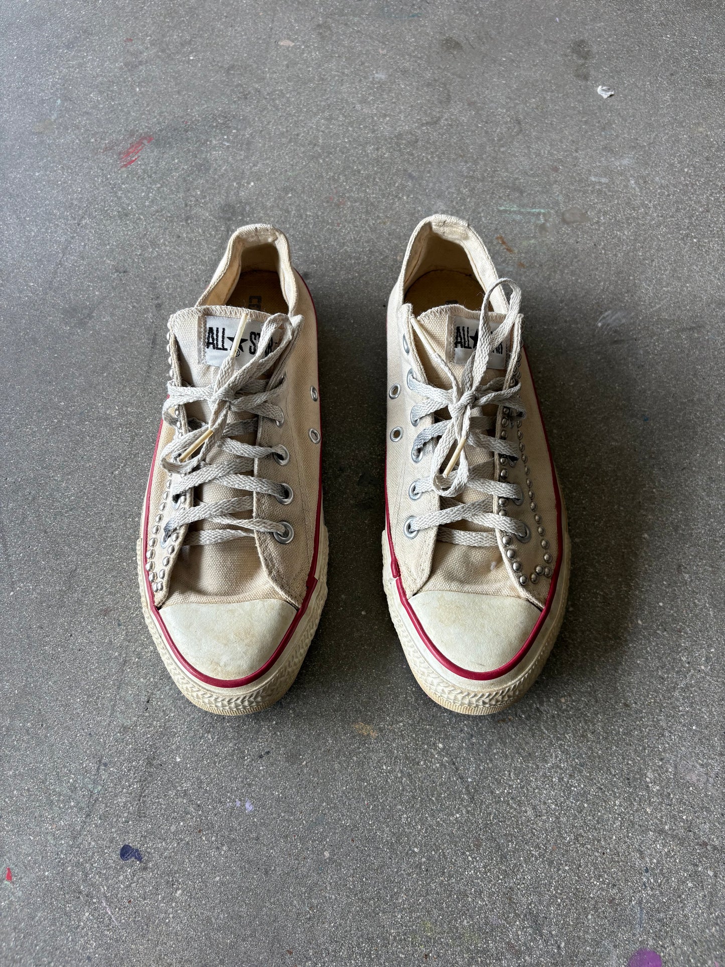 miUSA 90’S LOW TOP STUDDED BEIGE CONVERSE - 7 US MENS