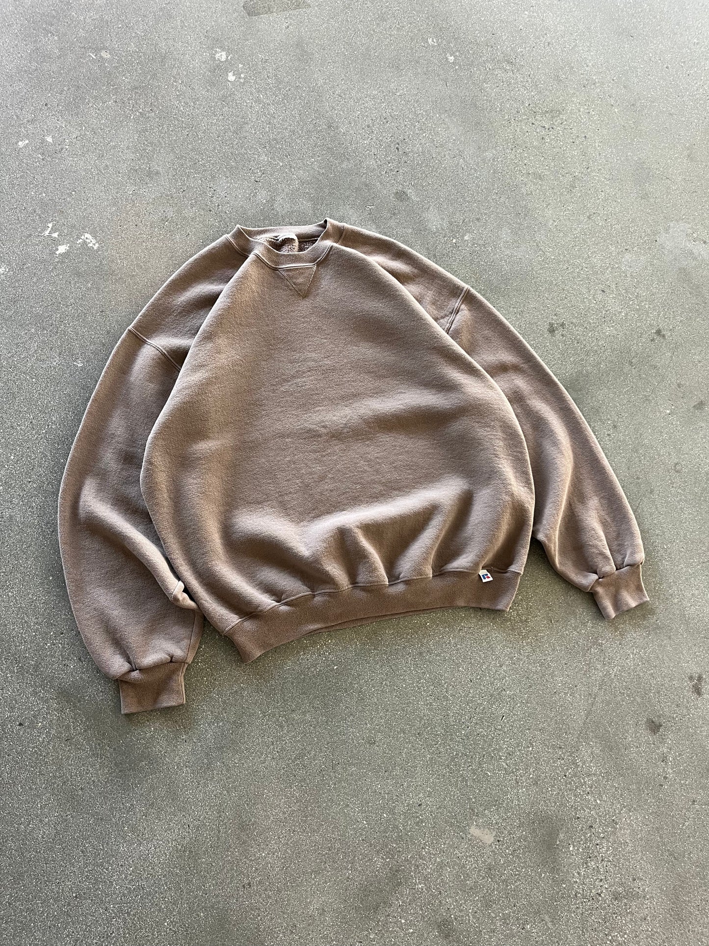 90’S CARAMEL BROWN RUSSELL CREWNECK - BOXY L