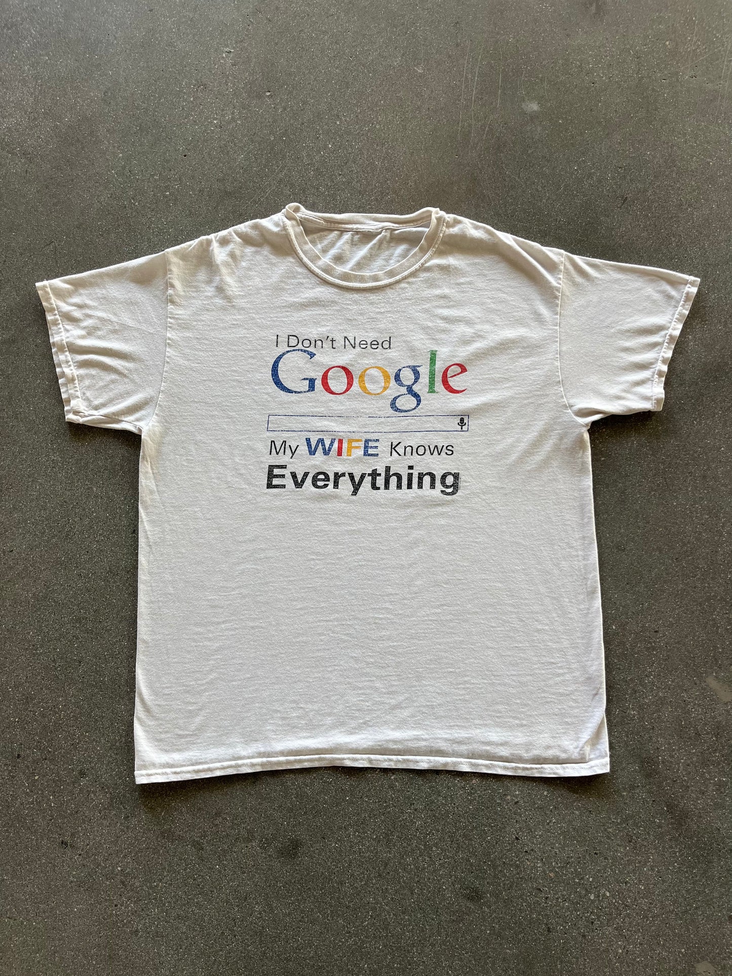 2000’S “I DONT NEED GOOGLE” TEE - L