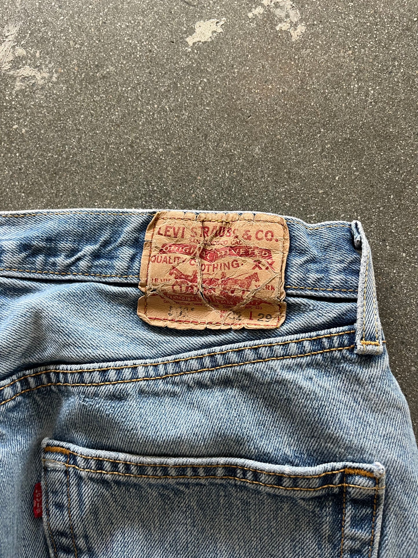 90’S LIGHT WASHED 501 LEVI’S - 32