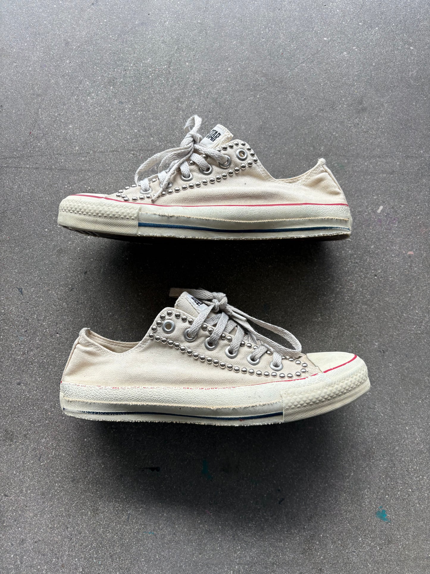 miUSA 90’S LOW TOP STUDDED BEIGE CONVERSE - 7.5 US MENS