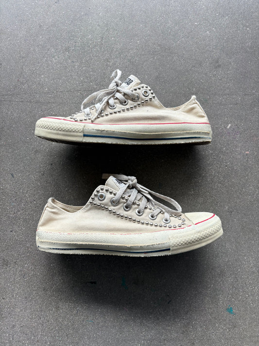 miUSA 90’S LOW TOP STUDDED BEIGE CONVERSE - 7.5 US MENS