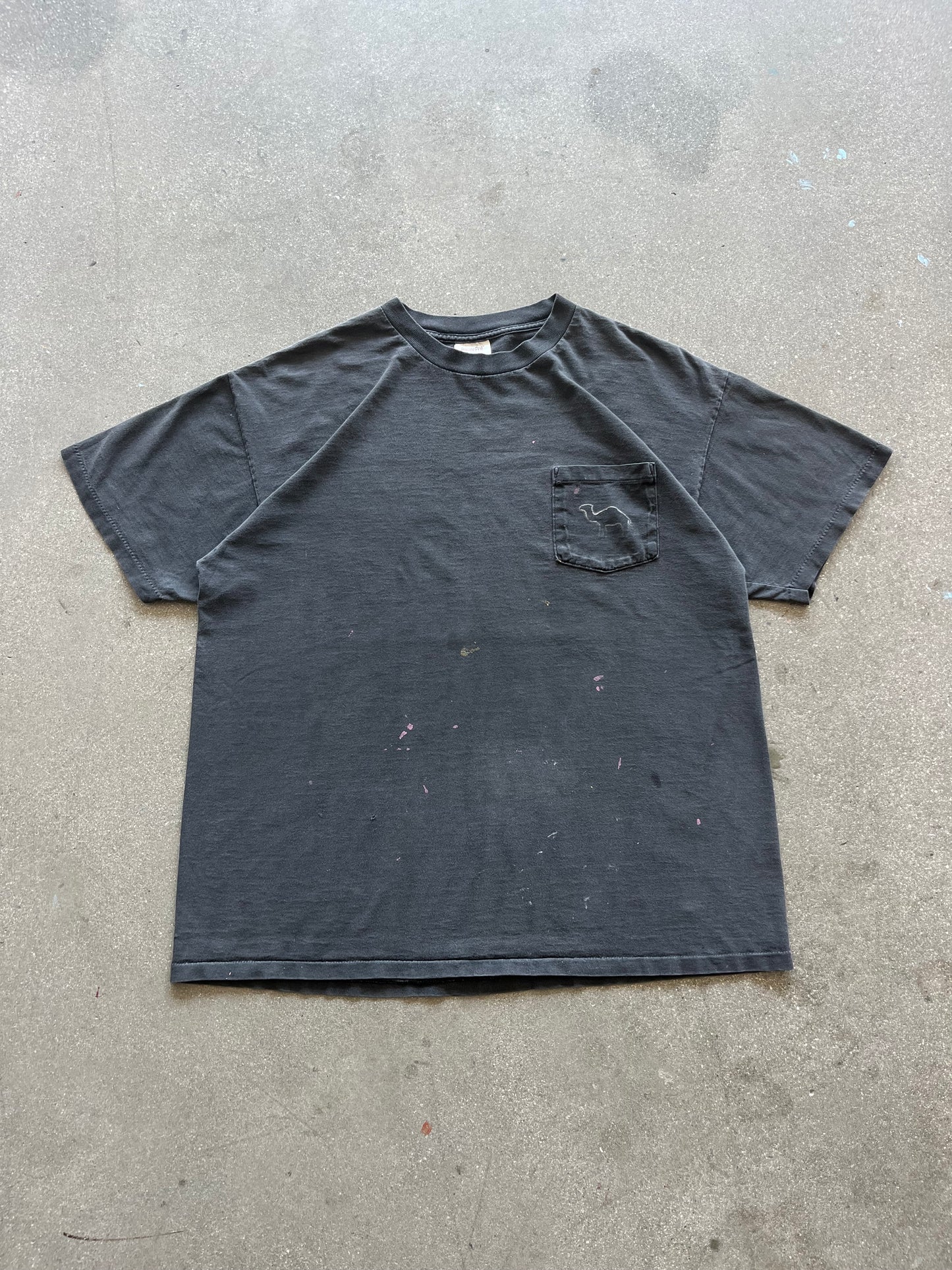 90’S PAINT SPLATTERED “CAMEL” BLACK POCKET TEE - L