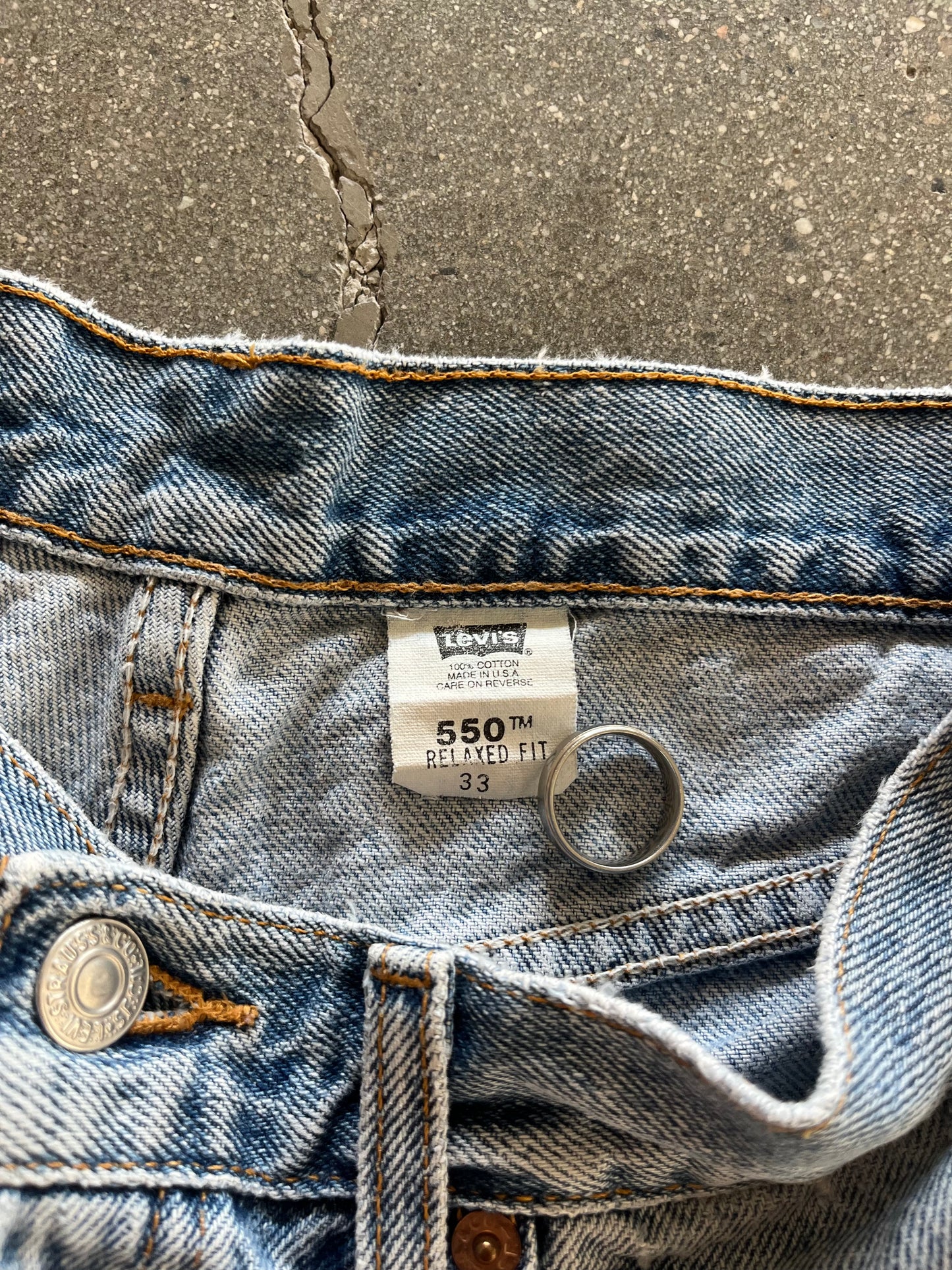 90’S LEVI’S 550 BAGGY LIGHT WASH JORTS - 33