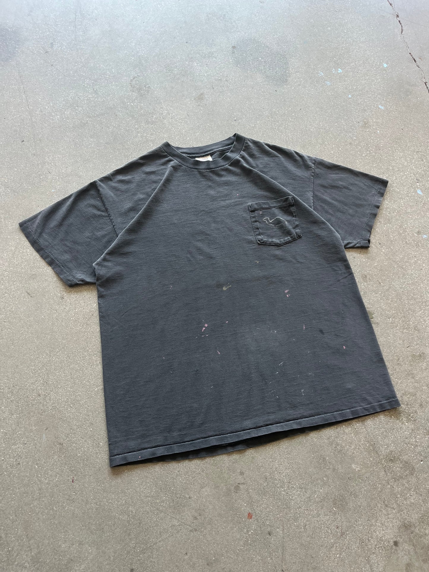 90’S PAINT SPLATTERED “CAMEL” BLACK POCKET TEE - L
