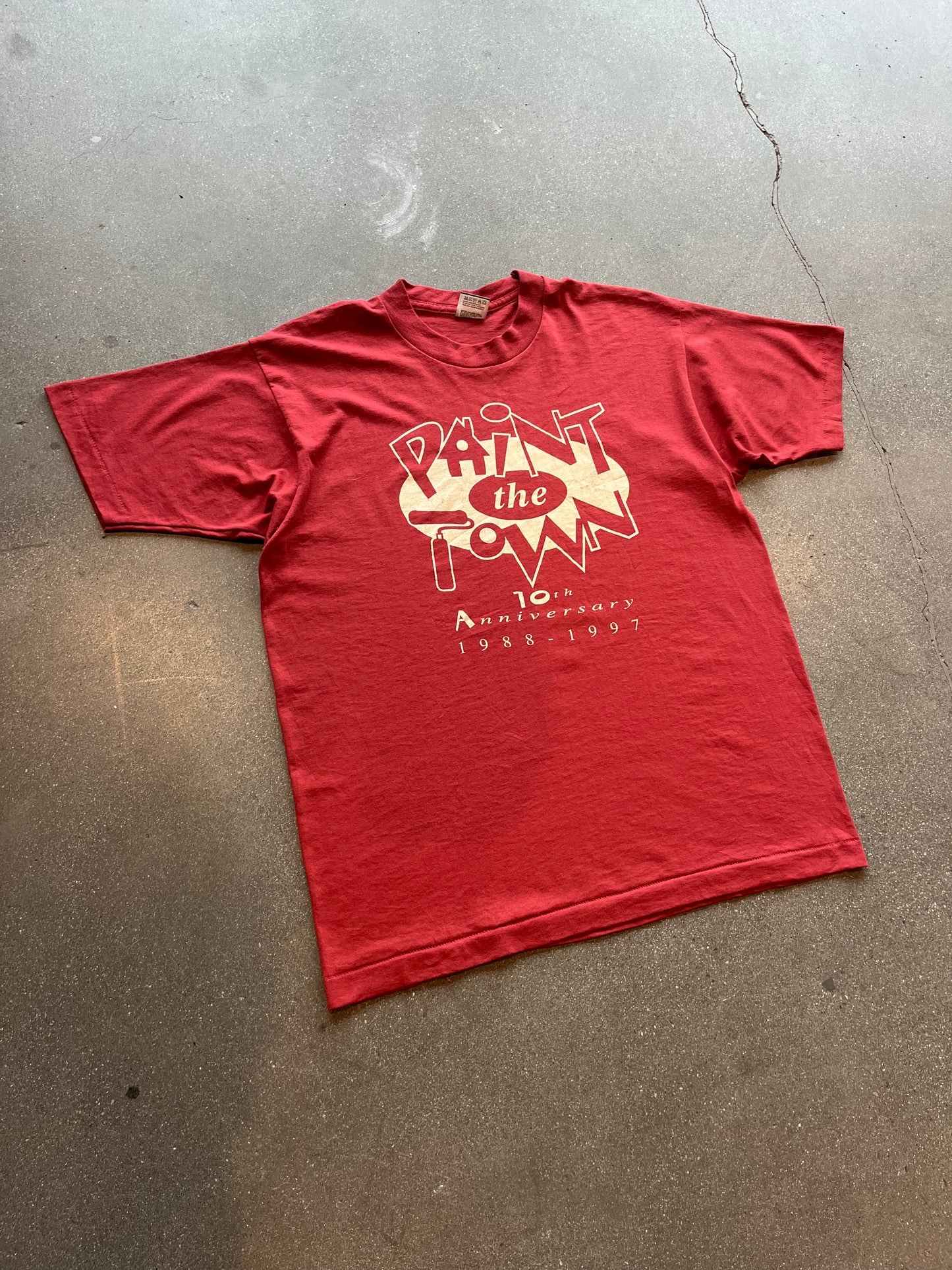 90’S “PAINT THE TOWN” TEE - L