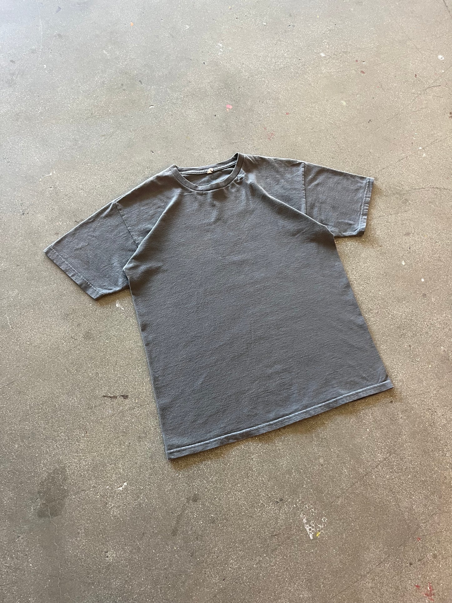 2000’S CHARCOAL BLANK TEE - L