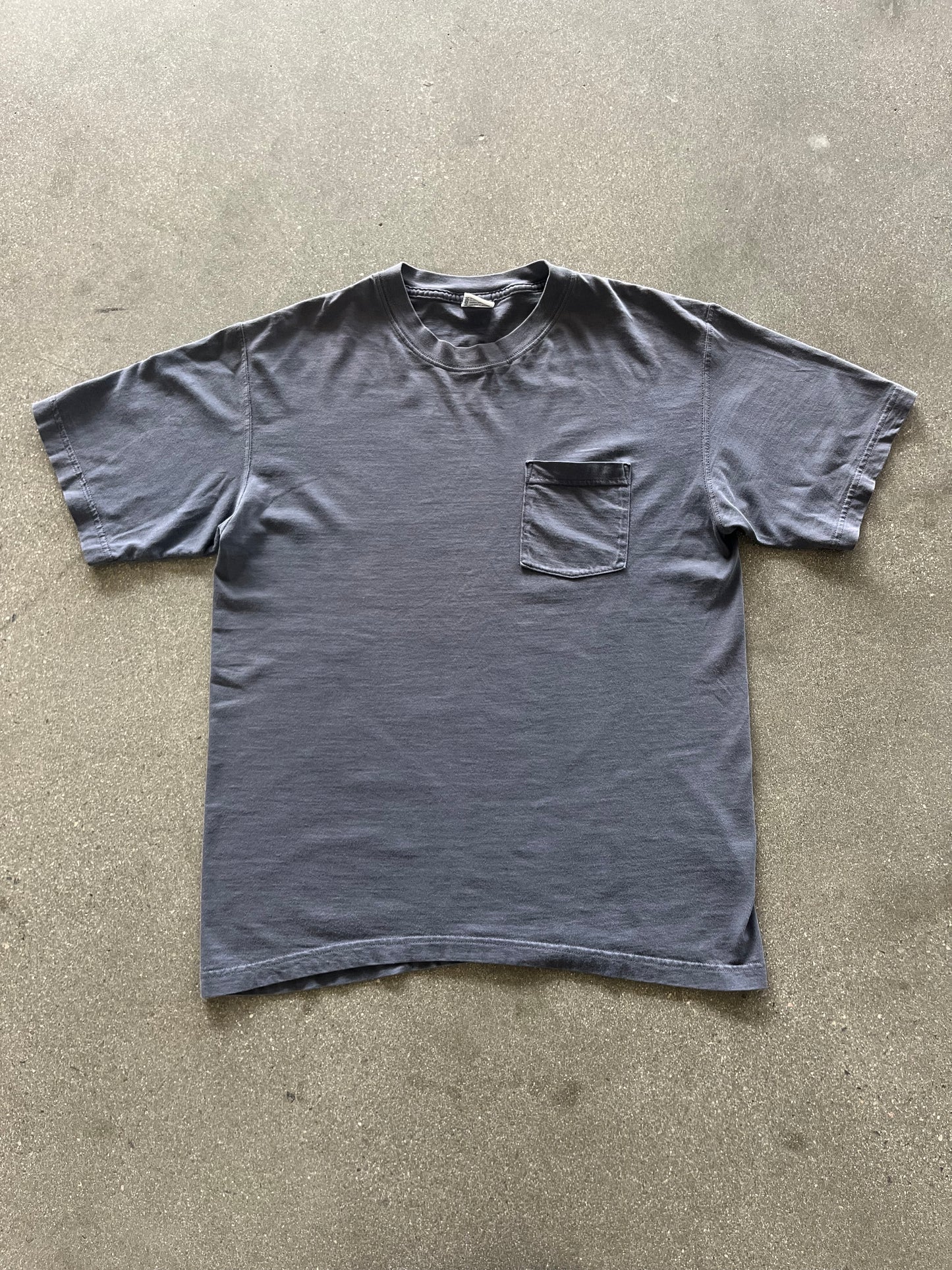 2000’S CHARCOAL POCKET TEE - M/L