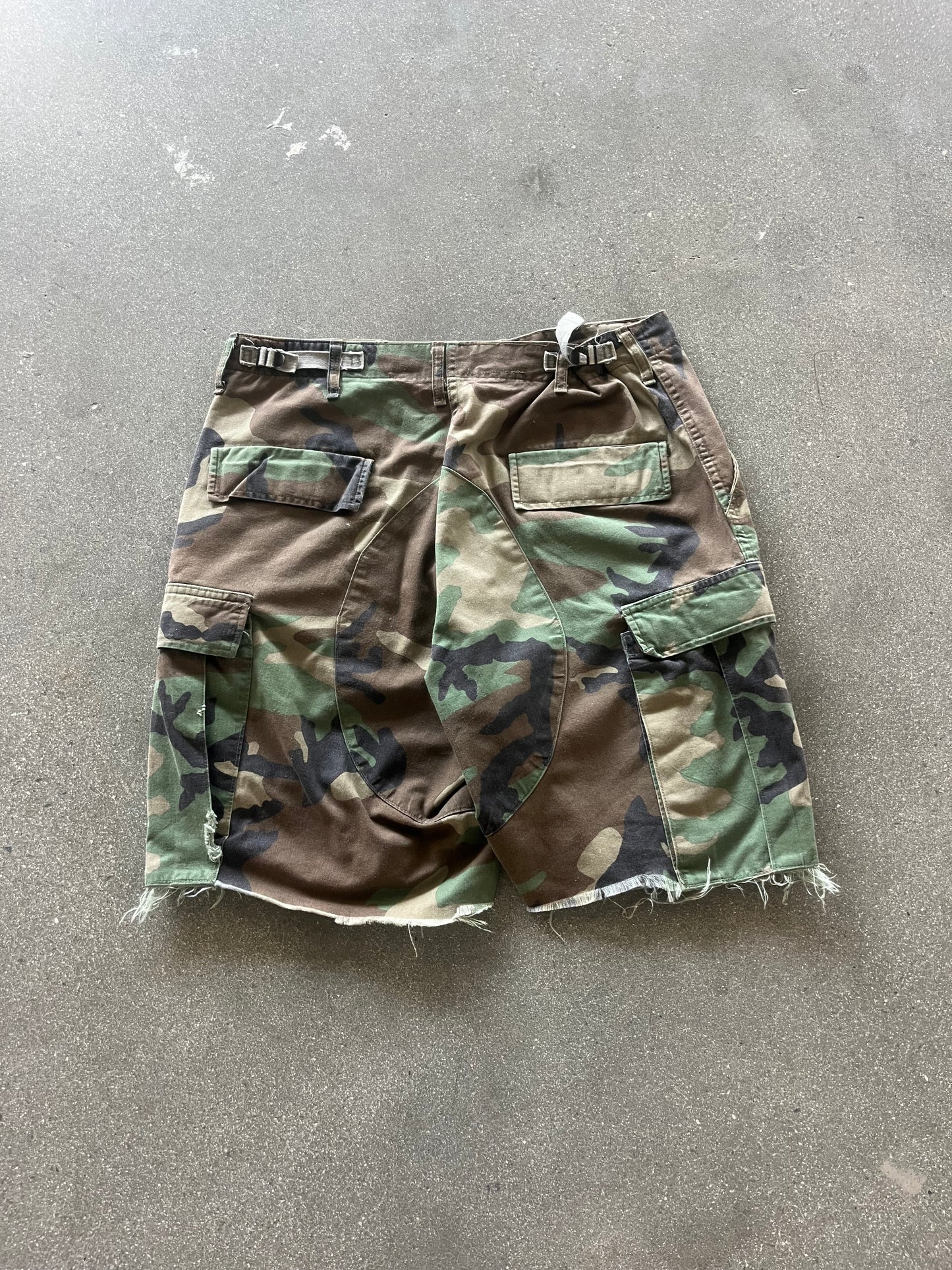 80’S WOODLAND ARMY CAMO CUTOFF CARGO SHORTS - M