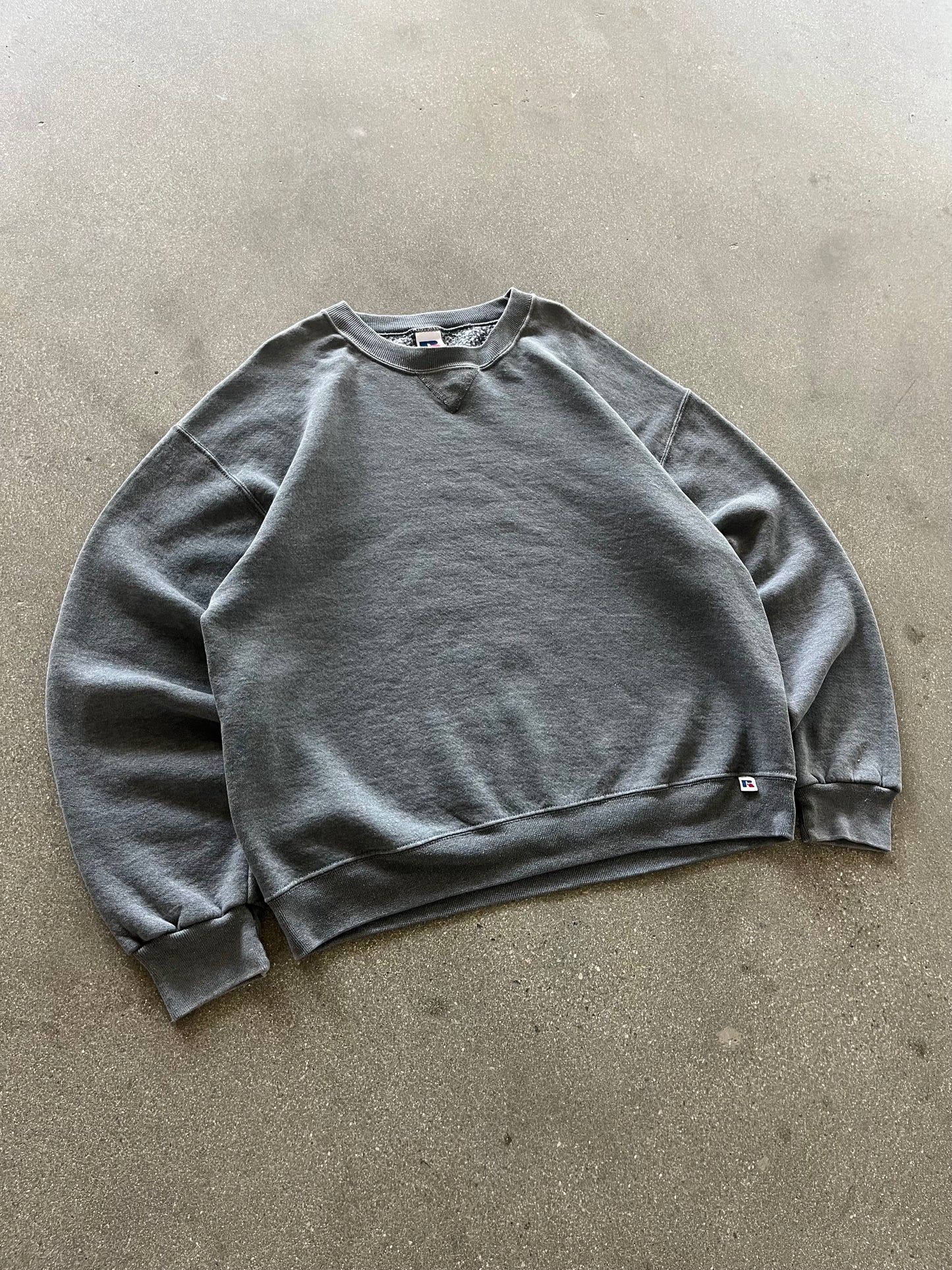 90’S CHARCOAL GRAY RUSSELL ATHLETIC CREWNECK - BOXY L