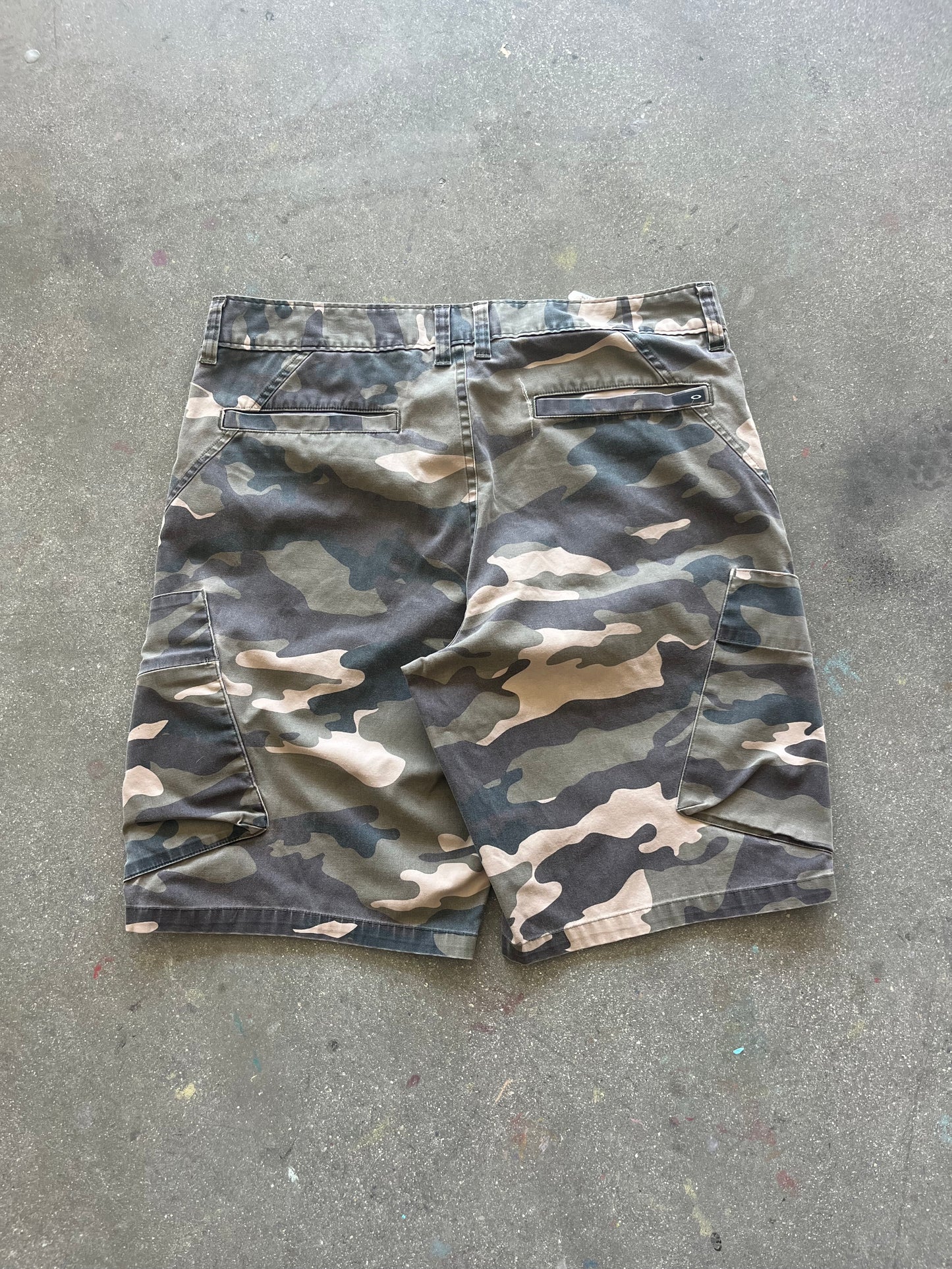 2000’S OAKLEY CAMO CARGO SHORTS - 34