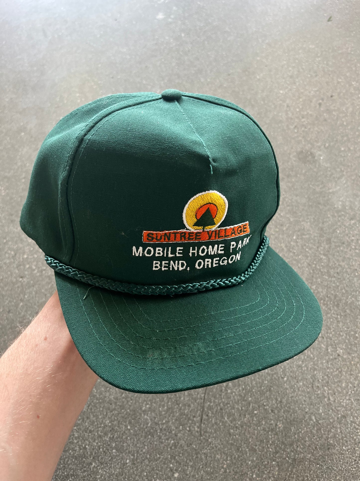 90’S FOREST GREEN “SUNTREE VILLAGE” HAT - ONE SIZE