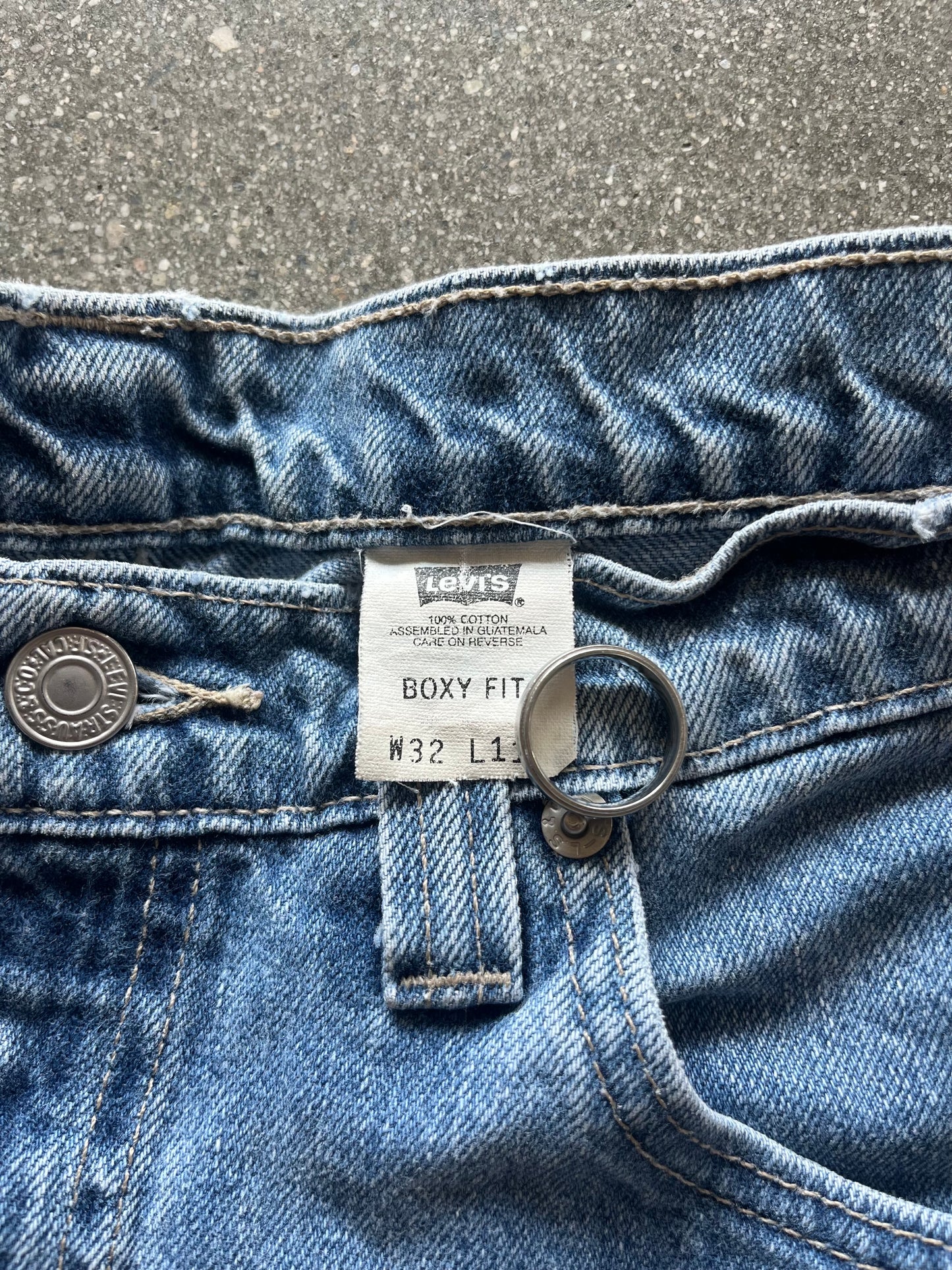 90’S WHITE TAB LEVI’S BAGGY JORTS - 32