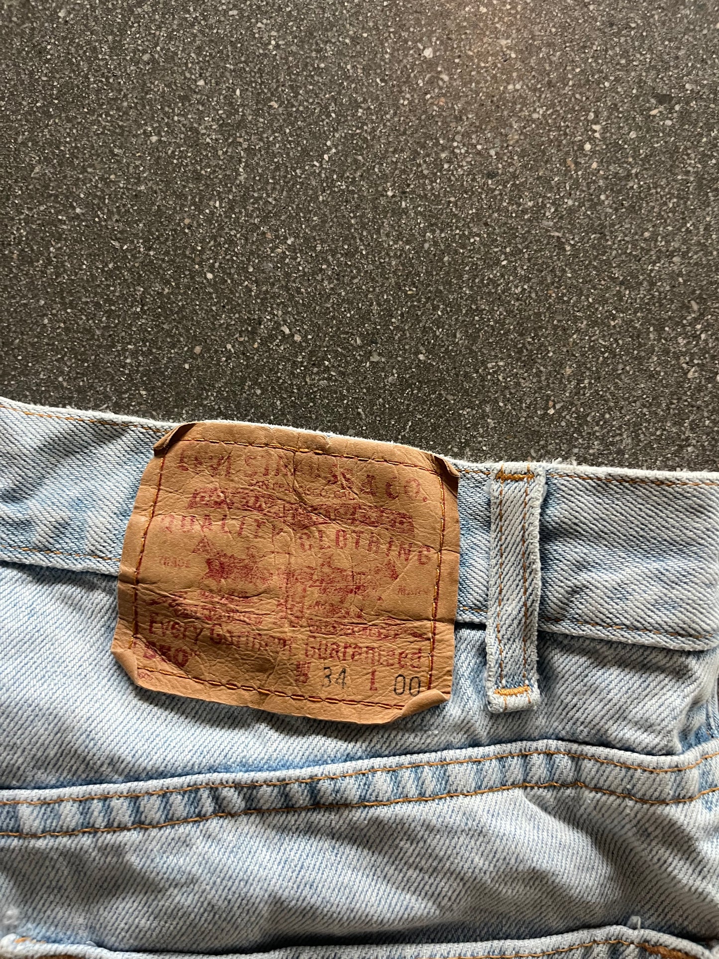 90’S LIGHT WASHED BAGGY 550 LEVI’S JORTS - 34