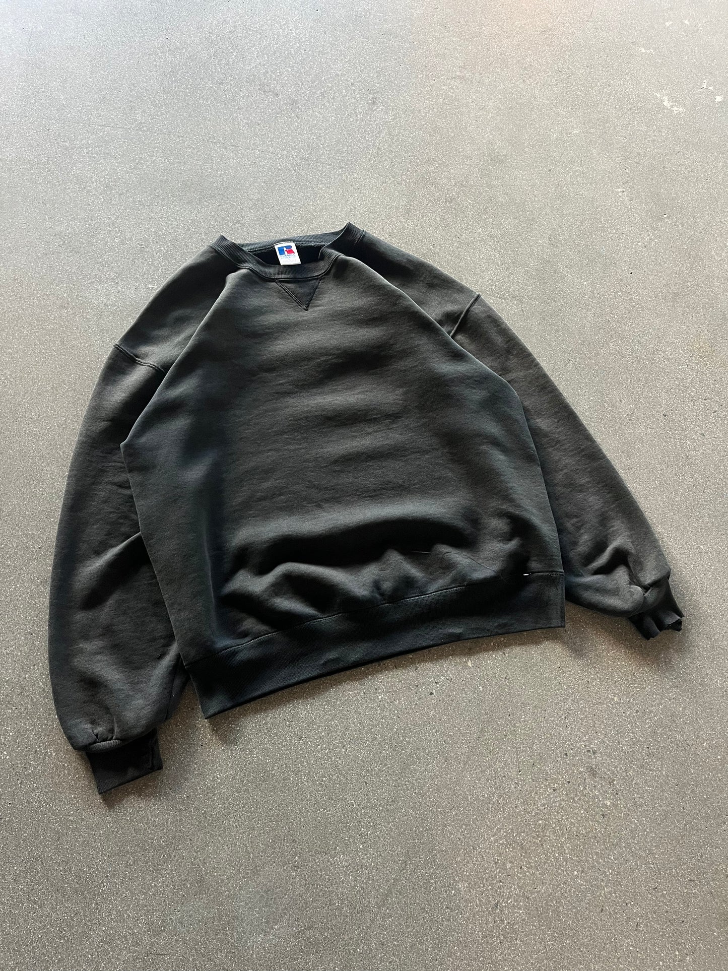90’S SUNFADED BLACK RUSSELL CREWNECK - BOXY L