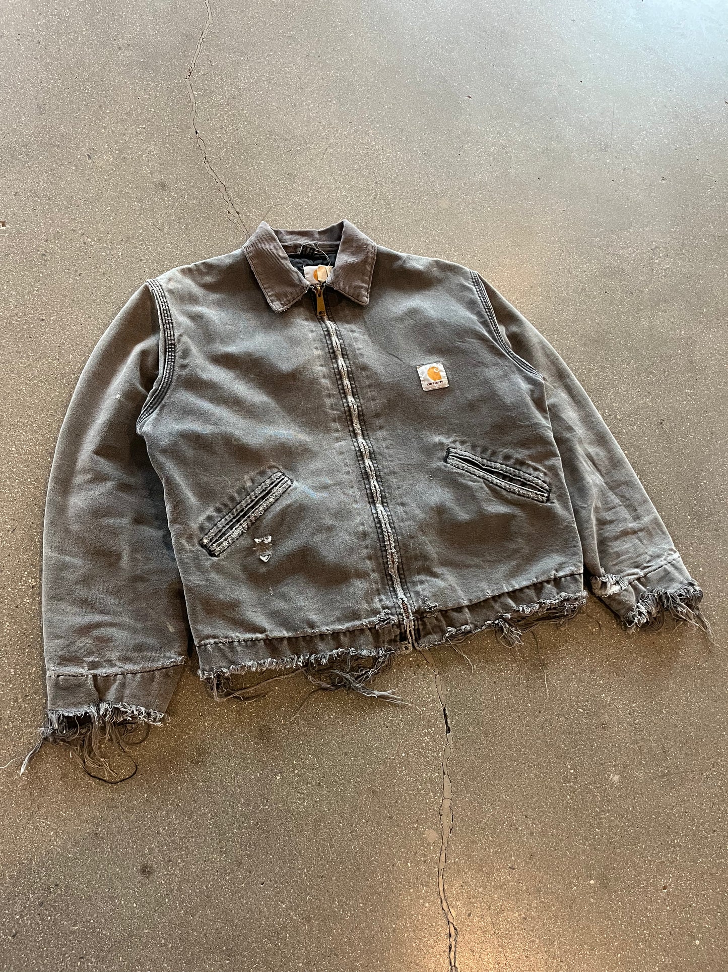 90’S DISTRESSED CEMENT GRAY CARHARTT DETROIT JACKET - BOXY M/L
