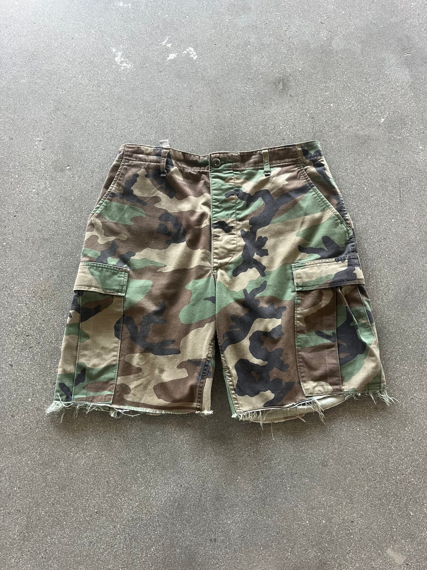80’S WOODLAND ARMY CAMO CUTOFF CARGO SHORTS - M