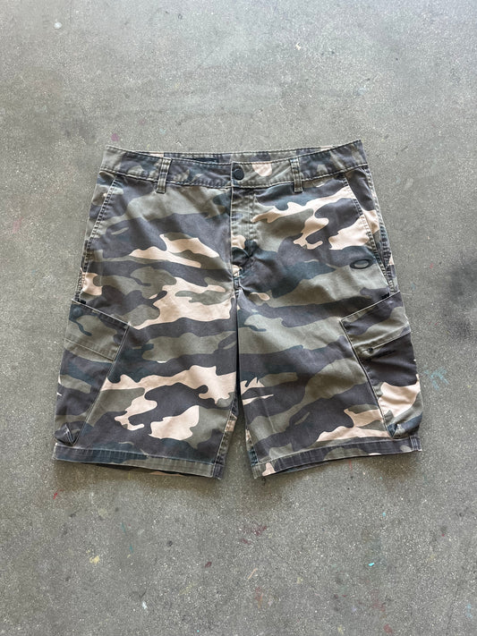 2000’S OAKLEY CAMO CARGO SHORTS - 34