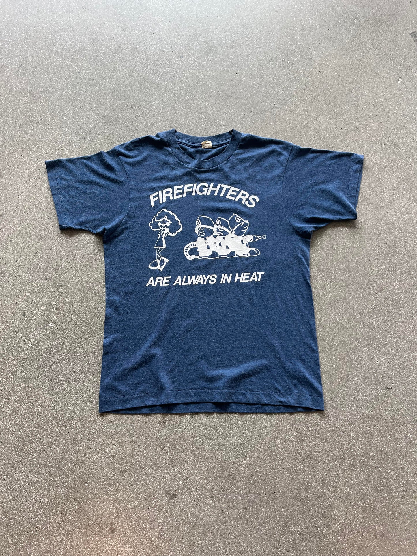 80'S "FIREFIGHTERS ARE ALWAYS IN HEAT" TEE - M